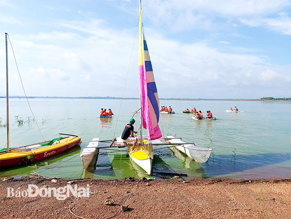 Du khách tham quan chèo thuyền trên đảo Năm Bầu. Ảnh: C.T.V
