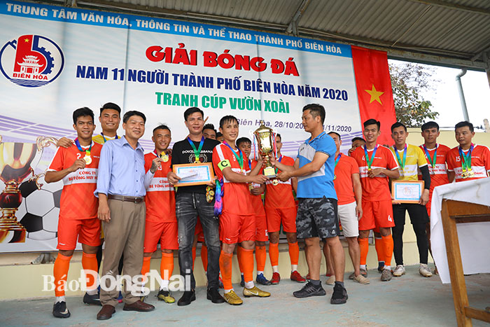 Ban tổ chức trao cúp vô đich cho đội FC Quang Tâm