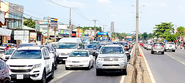 Quốc lộ 51, tuyến giao thông kết nối quan trọng giữa 3 địa phương trong vùng Đông Nam bộ gồm: TP.HCM - Đồng Nai - Bà Rịa - Vũng Tàu thường xuyên bị ùn tắc vì quá tải