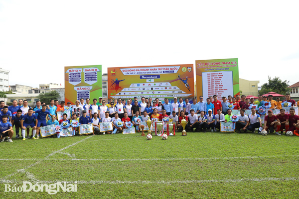 Ban tổ chức và đại diện các đội bóng tham dự giải tại lễ khai mạc