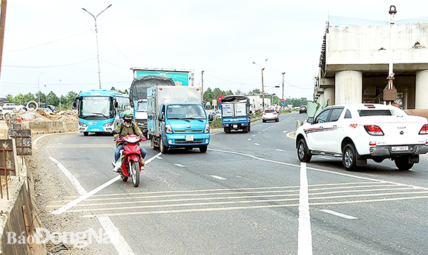 Các phương tiện lưu thông qua khu vực công trình cầu vượt ngã tư Dầu Giây (H.Thống Nhất). Ảnh: T.Hải