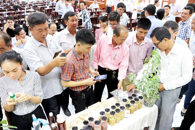 Nông dân Đồng Nai tìm hiểu các mô hình sử dụng vi sinh để sản xuất sạch tại hội nghị sơ kết đề án về minh bạch sản phẩm nông nghiệp hữu cơ H.Vĩnh Cửu được tổ chức đầu năm 2020. Ảnh: B.Nguyên