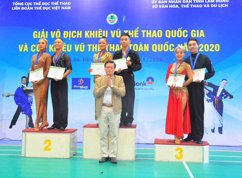 ặp đôi Nguyễn Đoàn Minh Trường – Đặng Thu Hương (Đồng Nai) trên bục nhận HCV