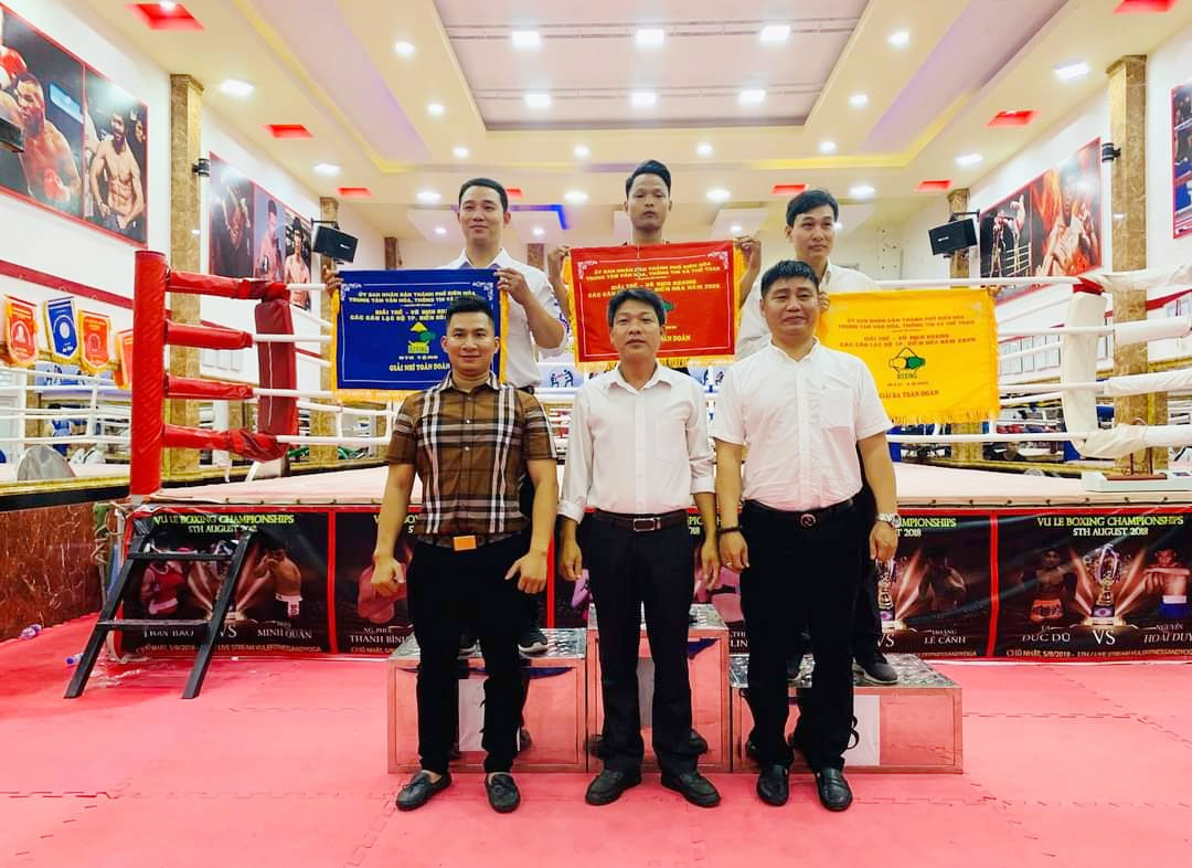 Ban tổ chức trao cờ cho 3 đơn vị dẫn đầu toàn đoàn