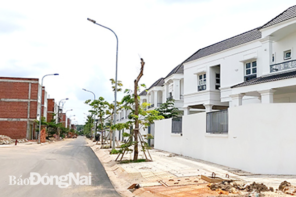 Một khu dân cư có diện tích lớn ở H.Nhơn Trạch đang được xây dựng. Ảnh: H.Giang