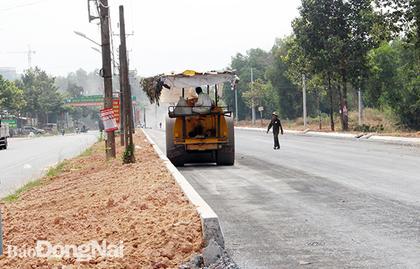 Thi công mở rộng đường số 2 đoạn qua trung tâm hành chính H.Nhơn Trạch. Ảnh: Hoàng Lộc