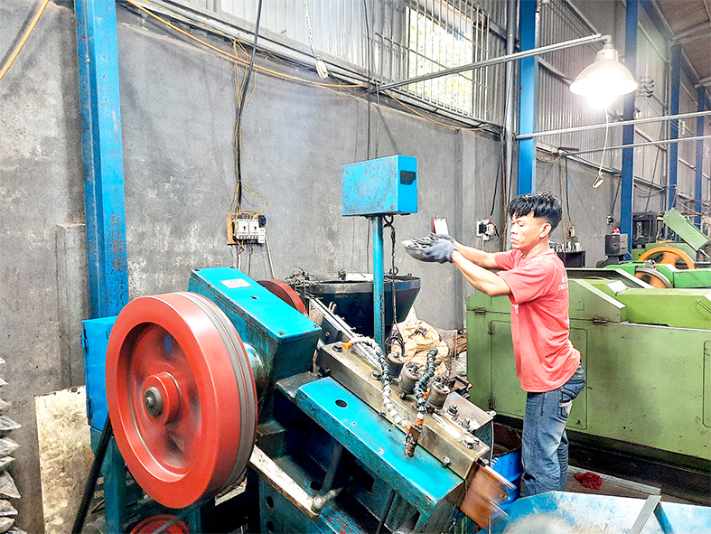 Đầu tư vào máy móc sản xuất là hạng mục ngốn rất nhiều kinh phí của doanh nghiệp ngành Công nghiệp hỗ trợ. Ảnh: Văn Gia