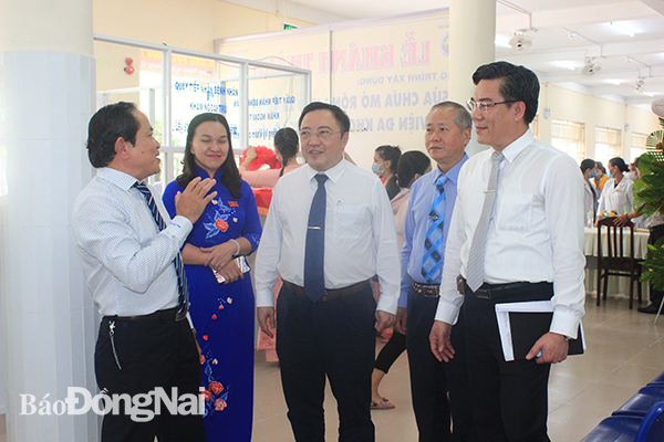 Các đại biểu đi tham quan khu khám bệnh mới