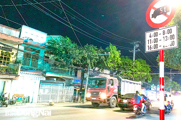 Một biển báo hạn chế giờ xe tải chạy trên đường Bùi Hữu Nghĩa (TP.Biên Hòa). Ảnh: Đ.Hồ