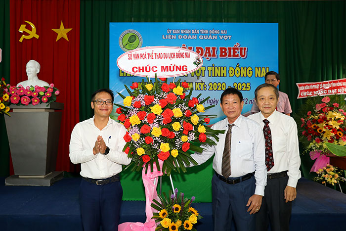 Phó giám đốc Sở VH-TTDL Nguyễn Xuân Thanh tặng lẵng hoa chúc mừng đại hội