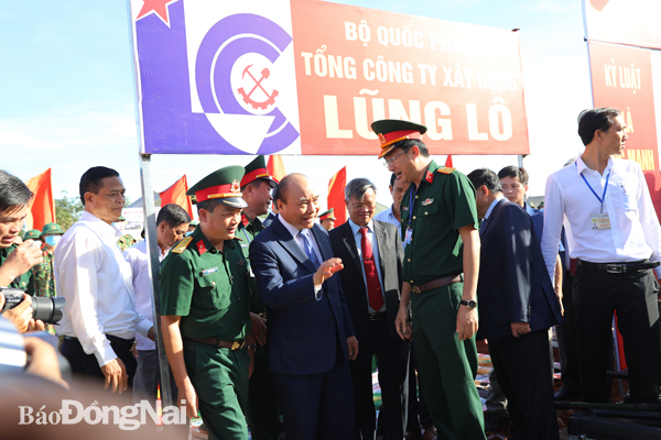 Thủ tướng Nguyễn Xuân Phúc thăm hỏi lực lượng rà phá bom mìn khu vực sân bay sáng 5-1 Ảnh: HUY ANH