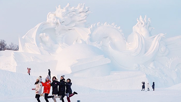 Tác phẩm điêu khắc hình con rồng được làm từ những khối băng lớn và chất kết dính là nước