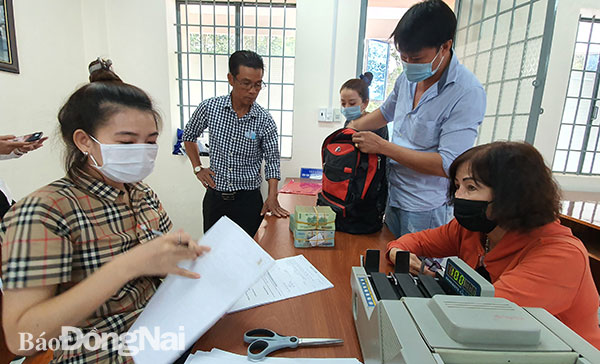 Người dân làm thủ tục nhận tiền bồi thường, hỗ trợ trong đợt chi trả lần thứ 10