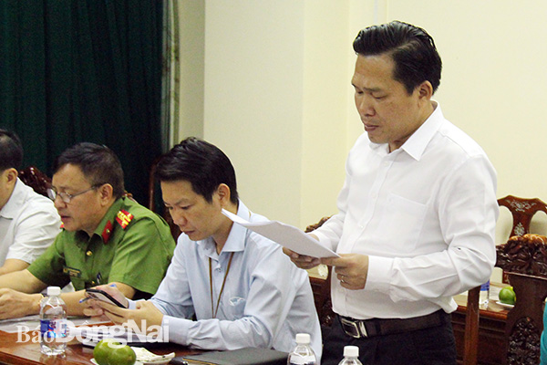 Lãnh đạo Sở Công thương báo cáo tình hình triển khai quy hoạch hệ thống dự trữ dầu thô và các sản phẩm xăng dầu trên địa bàn tỉnh.