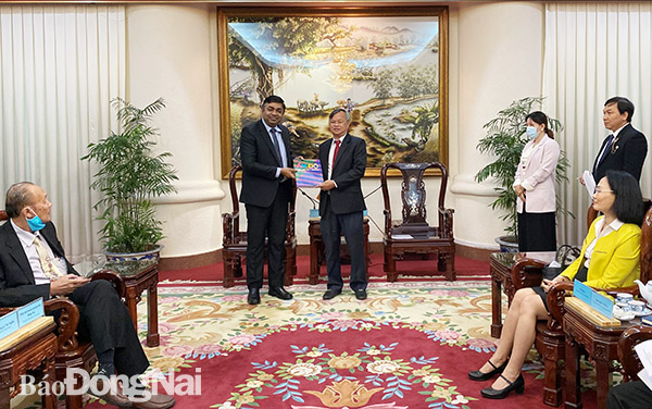 Tân tổng lãnh sự Ấn Độ tại TP.HCM Madan Mohan Sethi tặng Phó bí thư Tỉnh ủy, Chủ tịch UBND tỉnh Cao Tiến Dũng cuốn sách giới thiệu về Ấn Độ