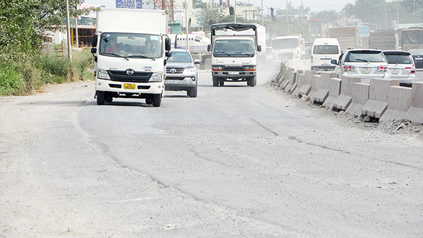 Mặt đường quốc lộ 51 đoạn qua khu vực Cổng 11, P.Phước Tân, TP.Biên Hòa bị bong tróc nhựa