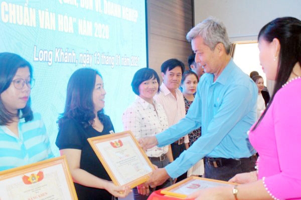 Phó chủ tịch Liên đoàn Lao động tỉnh Hồ Thanh Hồng trao khen thưởng cho các cá nhân, tập thể thuộc Liên đoàn Lao động TP.Long Khánh có nhiều thành tích trong hoạt động Công đoàn năm 2020. Ảnh: L.Mai