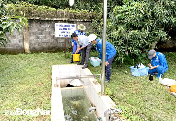 Cán bộ Phòng TN-MT (Ban Quản lý các khu công nghiệp Đồng Nai) lấy mẫu nước thải tại trạm xử lý nước thải Khu công nghiệp Suối Tre (TP.Long Khánh) để phân tích. Ảnh: Hoàng Lộc