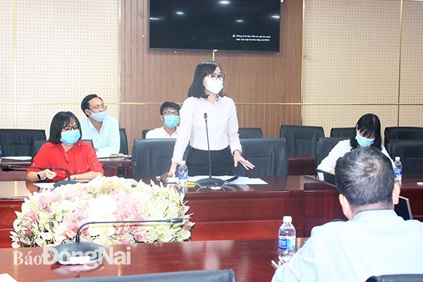 Giám đốc Sở GD-ĐT Trương Thị Kim Huệ phát biểu tại cuộc họp.