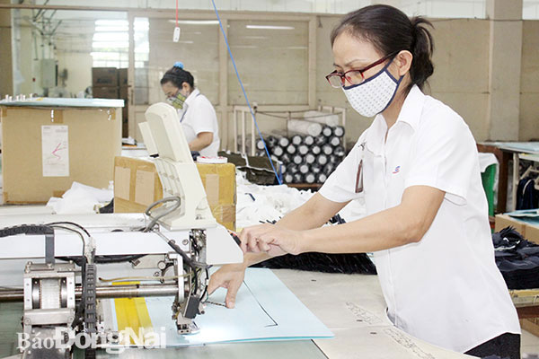 Đất phát triển công nghiệp cho nguồn thu cao gấp nhiều lần so với sản xuất nông nghiệp. Trong ảnh: Sản xuất quần áo xuất khẩu tại Công ty CP Tổng công ty may Đồng Nai. Ảnh: Uyển Nhi