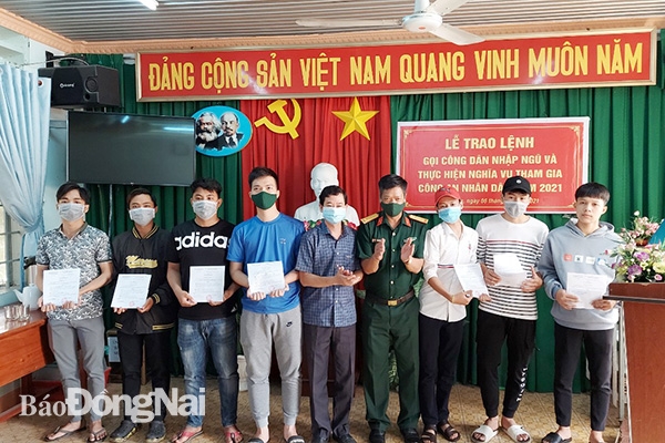 Chủ tịch MTTQ H.Long Thành Nguyễn Tấn Hưng, thành viên Hội đồng NVQS huyện phát lệnh nhập ngũ thanh niên tại xã Long Đức