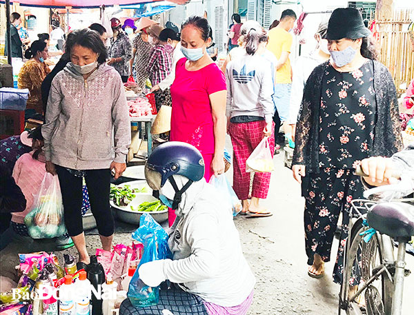 Người dân đi chợ Tân Mai (thuộc P.Tân Mai, TP.Biên Hòa) đều đeo khẩu trang nghiêm túc. Ảnh: P.Liễu