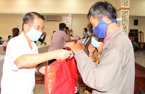 Phó chủ tịch UBND tỉnh Thái Bảo trao quà Tết cho gia đình chính sách, người khó khăn trong ngày 6-2