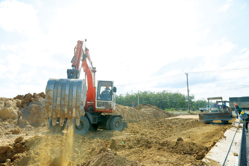 Công nhân gấp rút xây dựng khu tái định cư phục vụ dự án Cảng hàng không quốc tế Long Thành. Ảnh: Huy Anh 