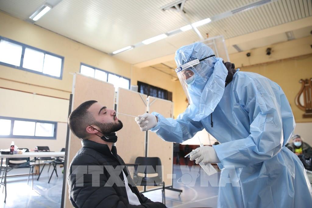 Nhân viên y tế lấy mẫu xét nghiệm COVID-19 cho người dân tại Safed, Israel, ngày 15/2/2021. Ảnh: THX/ TTXVN 
