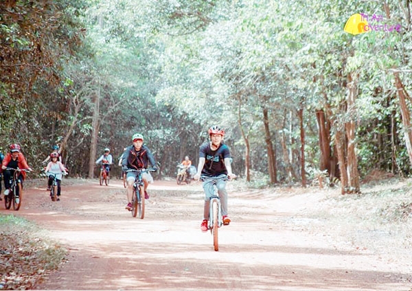 Đạp xe dã ngoại trong rừng thuộc Khu Bảo tồn thiên nhiên - văn hóa Đồng Nai