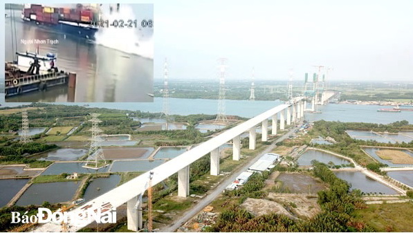 Cầu Phước Khánh thuộc dự án xây dựng đường cao tốc Bến Lức - Long Thành, bắc qua sông Lòng Tàu (ảnh lớn) và tàu hàng mất lái tông vào trụ cầu Phước Khánh (Ảnh nhỏ, cắt từ clip FB: Người Nhơn Trạch).