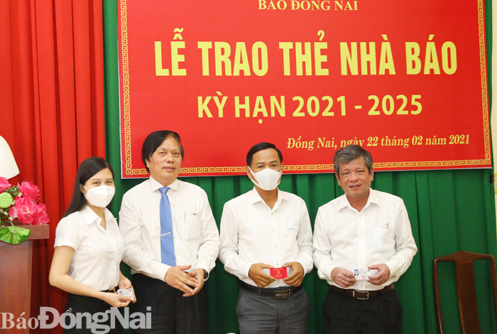 Giám đốc Sở TT-TT Lê Hoàng Ngọc trao thẻ nhà báo niên hạn 2021-2025 cho Ban biên tập báo Đồng Nai