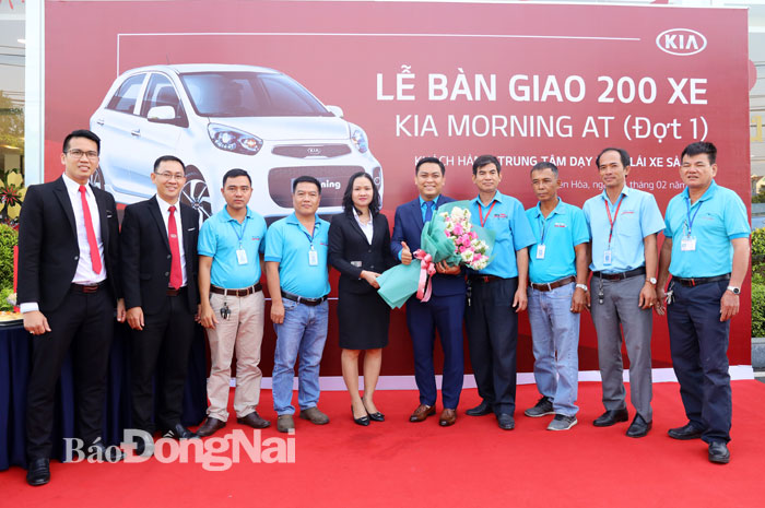 Đại diện Chi nhánh Biên Hòa - Công ty cổ phần ôtô Trường Hải bàn giao xe cho Trung tâm dạy nghề lái xe Sài Gòn