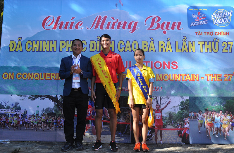 Ban tổ chức trao giải “vua leo núi”, “nữa hoàng leo núi” cho các vận động viên