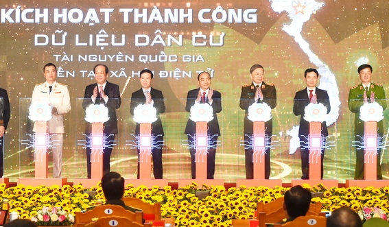 Thủ tướng Nguyễn Xuân Phúc cùng đại diện các bộ, ngành bấm nút khai trương hai dự án. (Ảnh: cổng thông tin Chính phủ)