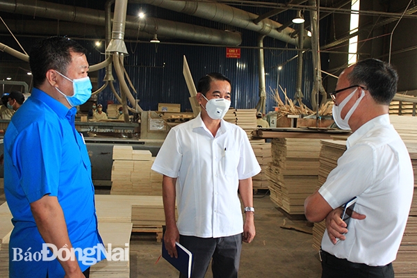 Phó chủ tịch UBND tỉnh Thái Bảo (giữa) kiểm tra thực tế tại Công ty TNHH Nội thất Vạn Thịnh Phát.