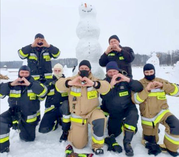 Người dân ở làng Korycin phía Đông Bắc Ba Lan làm người tuyết trong sự kiện 1,000 snowmen for Bartek