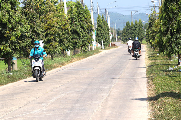 Giá đất trên tuyến đường vào Thác Mai (H.Định Quán) tăng cao vì dự án du lịch lớn đang được triển khai. Ảnh: Khánh Minh