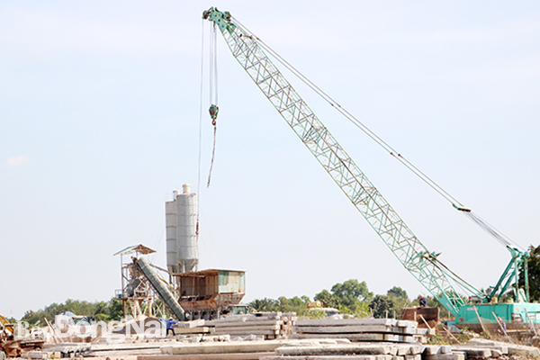 Thi công trên công trường xây dựng cầu Vàm Cái Sứt, một trong những dự án trọng điểm trên địa bàn TP.Biên Hòa