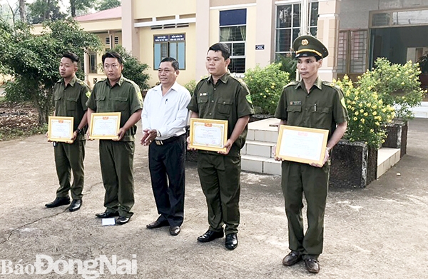 Lãnh đạo xã Bảo Bình (H.Cẩm Mỹ) trao thưởng “nóng” cho lực lượng Công an xã tham gia truy bắt tội phạm