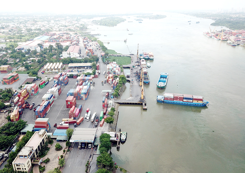 Một góc khu vực bốc dỡ hàng hóa tại cảng Đồng Nai. Ảnh: PHẠM TÙNG