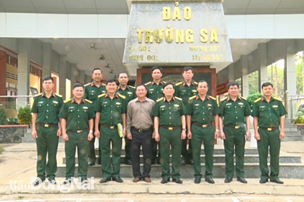 Bộ trưởng Ngô Xuân Lịch (thứ 4 từ phải qua) chụp hình lưu niệm cùng lạnh đạo huyện, Bộ Chỉ huy quân sự tỉnh, Ban Chỉ huy quân sự huyện Thống Nhất