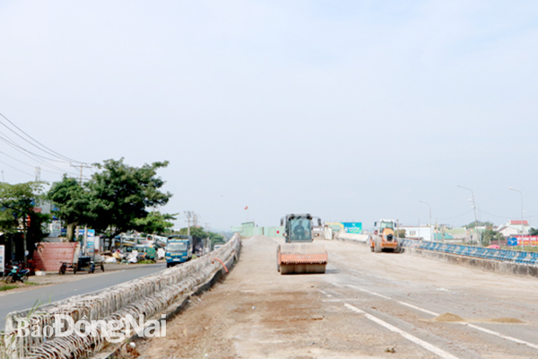 Tiến độ thi công cầu vượt Dầu Giây hiện vẫn rất ì ạch vì thiếu vốn