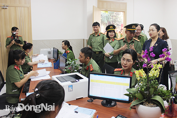 Lãnh đạo Công an tỉnh tham quan bộ phận một cửa vừa được triển khai.