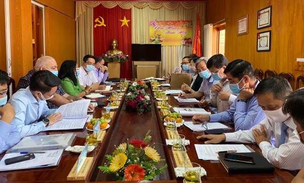 Giám đốc Sở Nội vụ Đăng Thanh Thuỷ trao thông tin giới thiệu về Đồng Nai để bà Indira Lopez Arguellles, Tổng lãnh sự Tổng lãnh sự quán Cu Ba tại TP.HCM có thể tham khảo