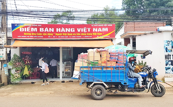 Một điểm bán hàng Tự hào hàng Việt Nam tại xã Bàu Cạn (H.Long Thành). Ảnh: Hải Quân