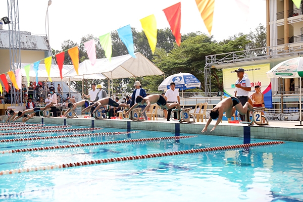 Các VĐV xuất phát thi đấu ở môn bơi lội