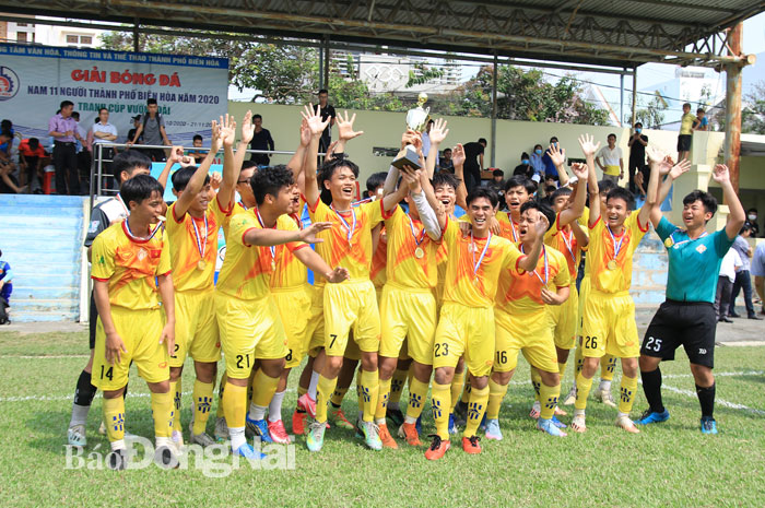 Các cầu thủ đội Trường THPT Trấn Biên vui mừng khi đoạt HCV bóng đá nam THPT