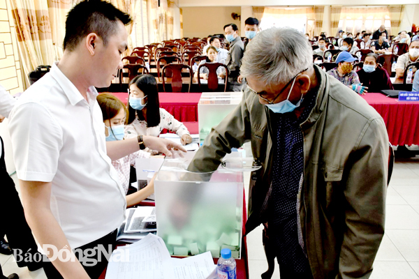 Người dân bốc thăm đất tái định cư dự án Sân bay Long Thành