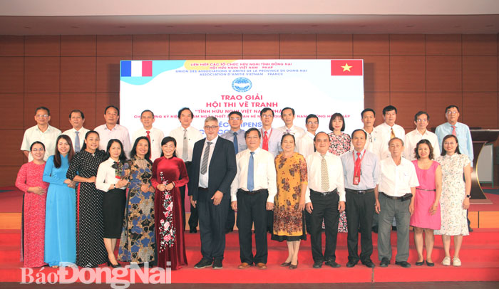 Các đại biểu cùng chụp ảnh lưu niệm tại lễ kỷ niệm 48 năm thiết lập quan hệ ngoại giao Việt Nam - Cộng hòa Pháp.